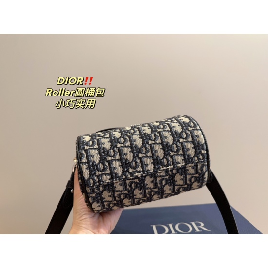 2023.10.07 Large P200 box ⚠️ Size 20.12 Small P195 with box ⚠️ The size of the 17.12 Dior Roller bucket bag has a cool feeling on the upper body, which is suitable for both men and women. Any combination can be easily controlled