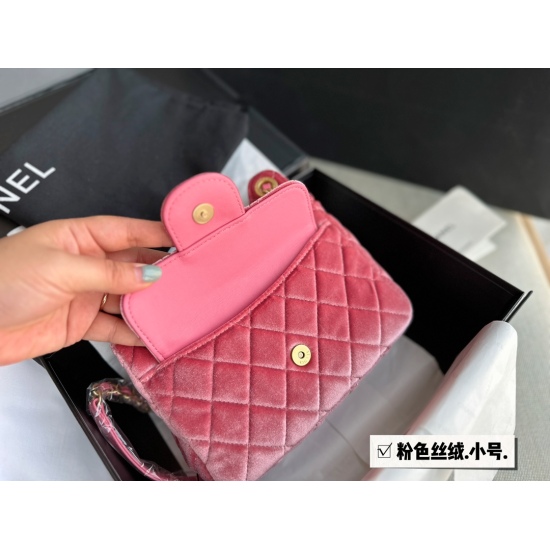 2023.09.01 Box size: 19 * 13c 22 * 15cm Xiaoxiangjia 23c Cowhorn Hobo The weather is getting cooler! I really need to change my bag! Pink velvet is playful and expensive. Who can handle the new pink velvet hobo!