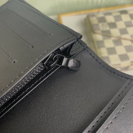 20230908 Louis Vuitton] Top of the line exclusive background M62900 Size: 10.0x 19.0x 2.0 cm Elegant exterior design paired with black Monogram Shadow calfskin, this very soft Brazza wallet is adorned with light and iconic Monogram embossing. Equipped wit