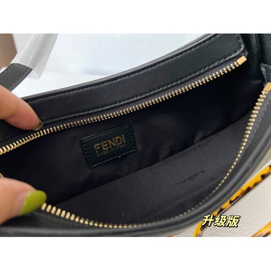 2023.10.26 220 box (upgraded version) size: 30 * 10cm Fendi o 'clock Underarm bag is really beautiful! The metal and tortoiseshell buckle chain is so beautiful that it violates the rules!!!
