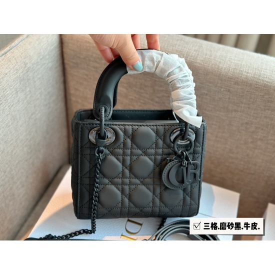 2023.10.07 p 255 with foldable box size: 17cmD Original Daifei three grid frosted cowhide shipment ‼️⚠️ Equipped with 2 ⃣ The leather material of the shoulder strap has a good hand feel, and it is not hard and comfortable overall