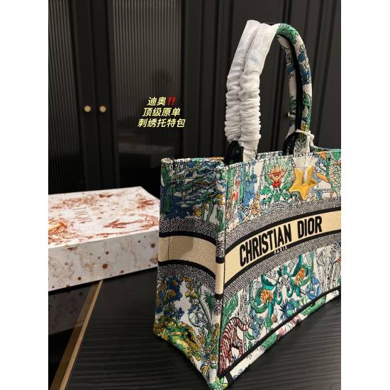 2023.10.07 Large P345 ⚠️ Size 41.34 Medium P340 ⚠️ Size 36.27 Dior embroidered shopping bag ⚠️ Top quality original Dior pendant new 520 limited flower color heart jungle Tote good summer! It has to be said that the pictures on the official website are re