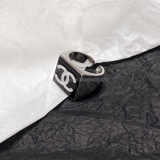 2023.07.23 Small Fragrance Chanel Letter Double C Series Design Ring! A must-have summer item that I can't help but boast about when I wear it. With a minimalist design, it's super exquisite and shows off its whiteness. I really love it! It can also be st