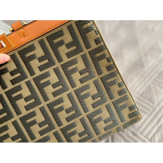 2023.10.26 260 No Box Size: 41 * 28cmF Home Fendi Peekabo Shopping Bag: Classic tote design! But the biggest feature of this one is: portable: armpit! Two types of shoulder straps!