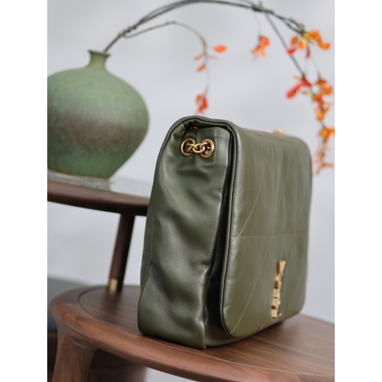 20231128 Batch: 1080JAMIE_ The new green sheepskin bag really hits my heart, who knows? Imported Italian sheepskin, the entire bag is designed with a classic retro vintage style, breaking elements and looking very stylish without going out of style. The b