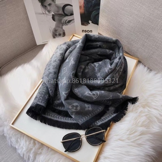 August 8, 2023, European version exclusive sales: The new L family color matching letter border jacquard scarf features a fashionable brand style, exquisite craftsmanship, and a good hand feel. It is highly cost-effective for personal use as a gift. Avail