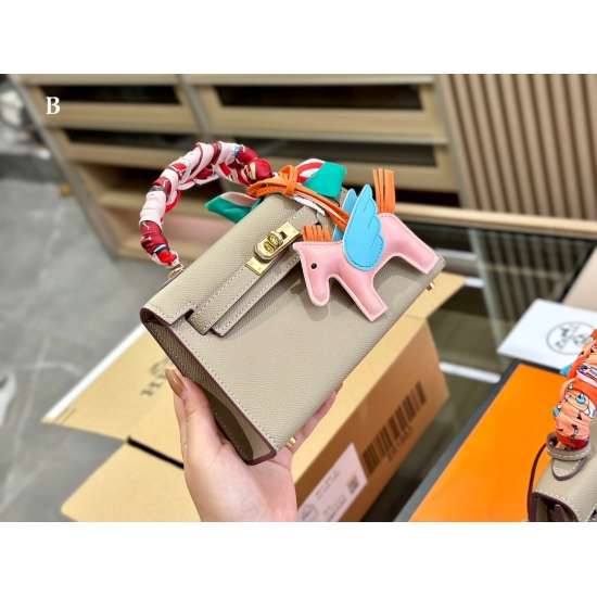 2023.10.29 235 245 with foldable box Aircraft box size: 19cm 22cm Herm è s Kellymini second-generation real wife looks good, although the capacity is a bit small ⚠️ Put down your phone and pretend to be cute! ⚠️ The cross patterned cowhide bag is particul