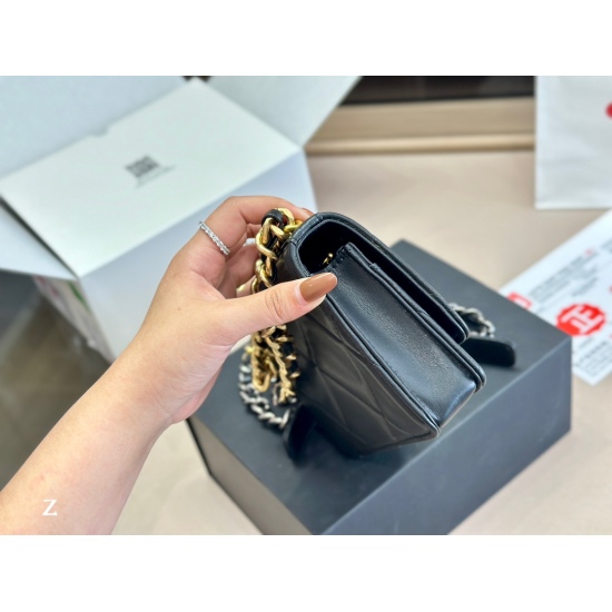 On October 13, 2023, 215 comes with a folding box and an airplane box size of 19 * 12cm. The Chanel Golden Ball Wealth Bag woc quality is very good! The bag has a slot and a hidden bag! Very practical!