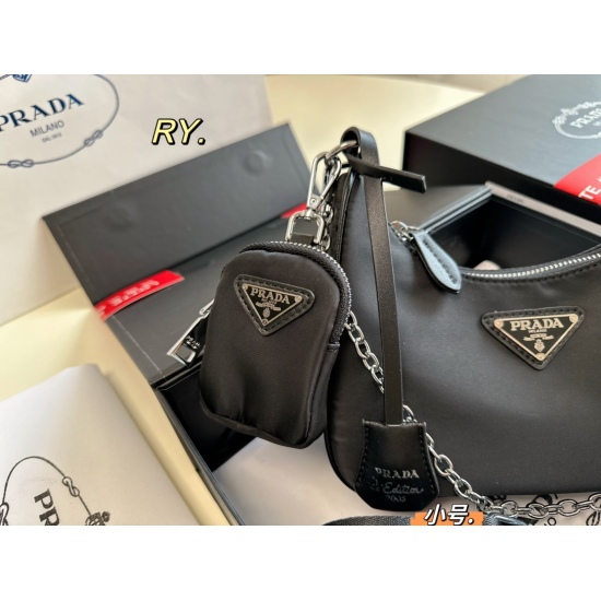 2023.11.06 P153 small size (with box) size: 2212PRADA new three in one crossbody bag made of nylon material, lightweight and waterproof! Shoulder straps, chains, and small bags can be disassembled, making one bag versatile. Buying one bag can result in th