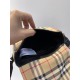 On March 9, 2024, the P950B family striped cotton bear head single shoulder crossbody bag is made of Vintate retro checkered cotton material. This fabric is very light and soft on the upper body, without worrying about deformation or scratches. It is also