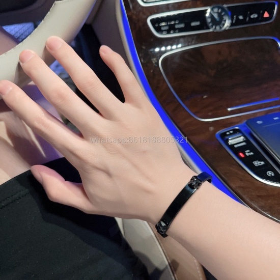 2023.07.23 High quality Louis Vuitton LV leather bracelet Original single item counter New model Retro trend Fashion must-have for both men and women can wear Couple style The same rock punk Thai silver style Retro elements Fashion versatile official webs