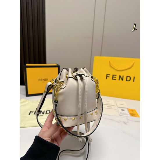 2023.10.26 P195 (with box) size: 1217FENDI New Rivet Bucket Bag Refreshing White ➕ Rivet embellishment, super exquisite, mini: love and can fit ❗ Commuting, dating, and going out on the street are really beautiful, right ❗ :
