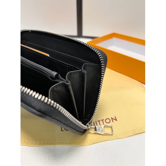 2023.10.1 P150 color black size 21x11 ✨ The LV new men's handbag has an original cowhide top layer, with a top-notch feel comparable to that of a genuine counter. It features a wide range of details and large capacity, available in stock