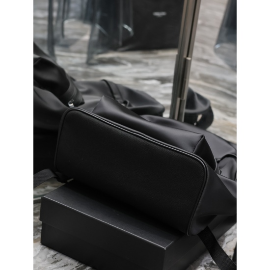 20231128 batch: 570 black button silk fabric paired with cowhide backpack has been limited to the counter and launched with exquisite craftsmanship to create a matching fabric. Paired with imported Italian cowhide, it is very light and convenient, practic