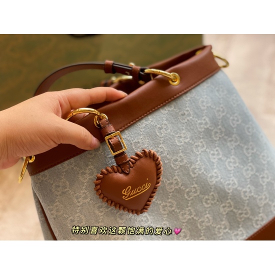 On March 3, 2023, the size of the 210 matching box is 32 * 26cmGG denim shopping bag. I have to admit that this denim antique bag is beautiful, light colored denim paired with brown cowhide, and a full heart adds an absolute white moonlight
