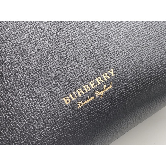 On March 9, 2024, P760 (original quality) is a popular Burberry classic tote bag with a small size, no need to introduce it. As we all know, it is the preferred choice for B family and can be driven by anyone of any age! The upper body effect is amazing! 