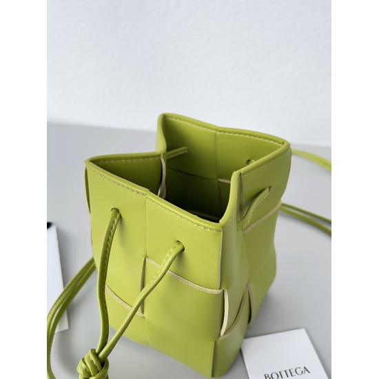 20240328 Original Order 710 Super 830- Handwoven Small Bucket BV - The latest cute little design continues Daniel Lee's minimalism. The small size will leak a little when placed on the phone, while the large size is completely stress free and can fit anyt