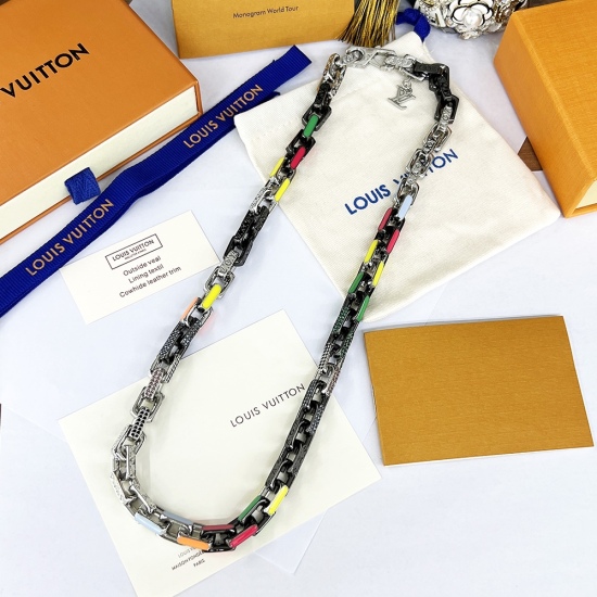 2023.07.11  Lvjia's new Paradise Chain necklace captures the attention with rainbow colors and fashion ideas. Enamel and transparent glass are dipped in bright and bright colors, the chain link is exquisitely carved with Monogram patterns, and the LV lett