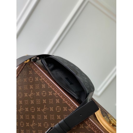 20231125 P540 top-level original order ✨ All steel hardware, this LV Moon Crossbody handbag is made of Monogram Eclipse coated canvas with leather trim and shoulder straps, showcasing a handsome and elegant atmosphere. The crescent shaped silhouette is co