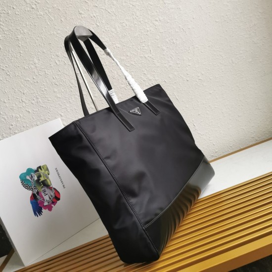 On March 12, 2024, P680 [Top of the line Original] exclusively launched the men's new 2VG07. The 2022 New Tote Bag is made of Re Nylon recycled nylon material and decorated with leather details. The modern material mix and match highlights a distinct styl