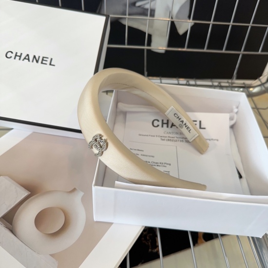 220240401 P 55 comes with packaging box Chanel's latest small fragrant hair hoop, a fashionable item that exudes a socialite style! A must-have for little fairies
