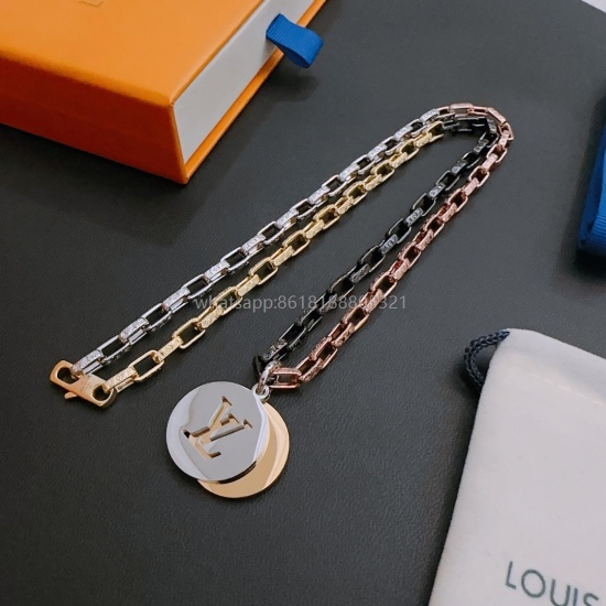On July 23, 2023, the original Louis Vuitton LV necklace is sold in a special cabinet with a new model. It is a retro fashion must-have for both men and women. It can be worn as a couple. The same rock, punk, Thai silver style, retro elements, trendy and 