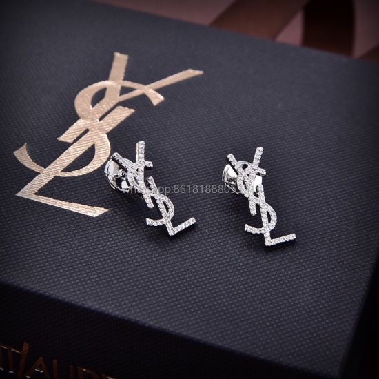 July 23, 2023 ❤ YSL Saint Laurent letter earrings made of original brass material Yves Saint Laurent was founded in 1961 with an elegant, abstract, bold and unique design style, making it one of the famous brands in the luxury fashion industry. Leading th