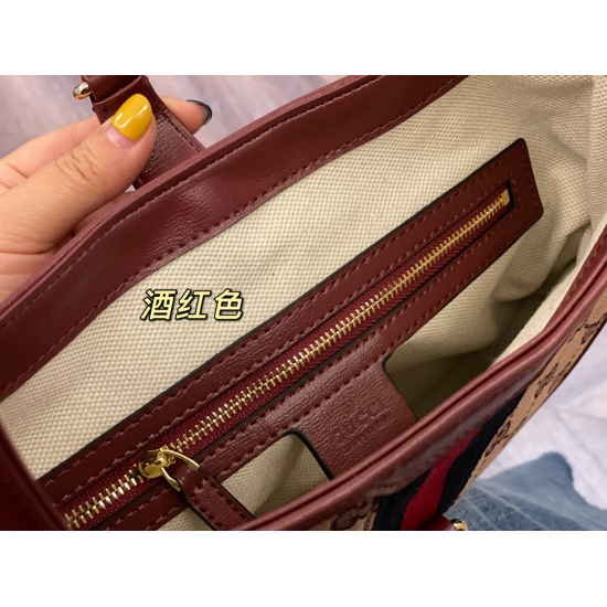 On March 3, 2023, the classic hobo design of GG Jackie1961 in the 205 box adds extra points to the matching effect, which is truly super retro! The size is 28x20 (large), which can be carried across the armpit or carried by hand. New wine red!
