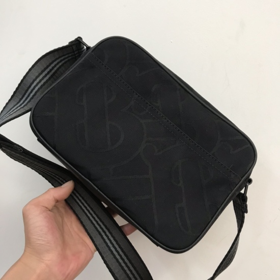 On March 9, 2024, P580 [Top of the line original from B family] The diagonal backpack is made of recycled polyester fiber and cotton yarn, decorated with Thomas Bur exclusive logo pattern jacquard, and paired with the brand logo. Can be carried diagonally
