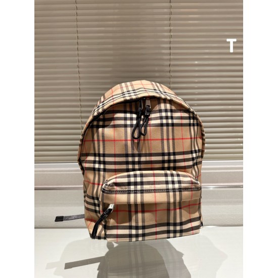 2023.11.17 Bur Backpack P225 This backpack is inspired by the unique fabric of the iconic Burberry Trench trench coat and is made of flexible nylon material with a dense weave structure similar to cotton Gabardine. Size: 30 * 40cm