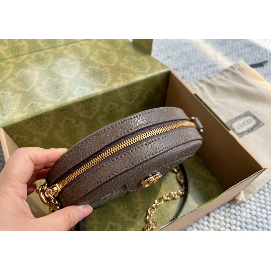2023.10.03 190 box (upgraded version) size: 19cmGG round cake bag!! To be honest, I really like this bag. It's simple and retro, and it's the most classic and won't go out of style!