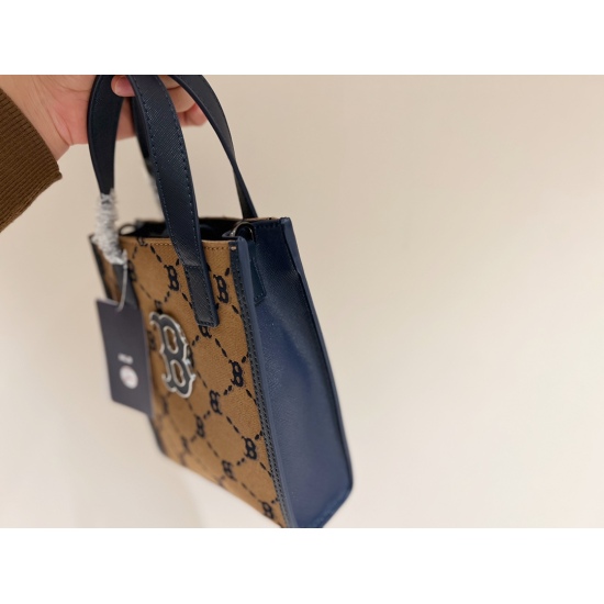 On March 3, 2023, the 160 no box size: 17 * 21cm MLB tote mobile phone bag is really great, it's a bit like the replacement version of Gucci! Simple and easy to carry!
