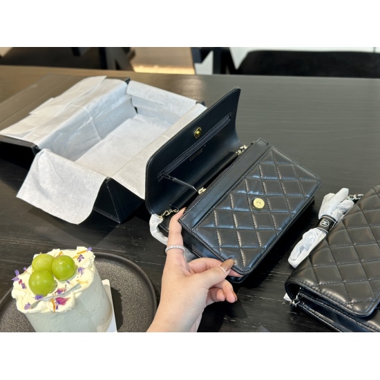 On October 13, 2023, 180 comes with a folding box size of 19 * 12cm. The quality of the Chanel Classic Wealth Bag Woc is very good! The bag has a slot and a hidden bag! Very practical!