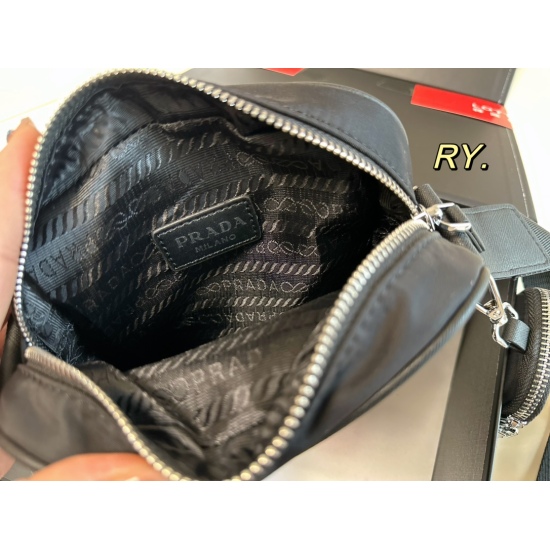 2023.11.06 P155 (with box) size: 1620PRADA Prada 2-in-1 crossbody bag crossbody style, paired with a zero wallet, casual and lightweight, with ample interior capacity! A trendy, minimalist and stylish essential item for asexual outfits!
