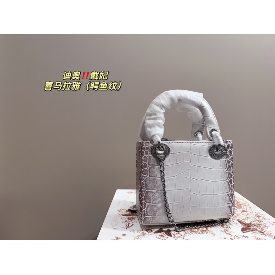 2023.10.07 Four grid P210 folding box ⚠️ Size 20.18 Three grid P205 folding box ⚠️ The size 17.15 Dior Himalayan Princess handbag (crocodile pattern) is a perfect match for everyday commuting fashion classics, and can be easily controlled in any style
