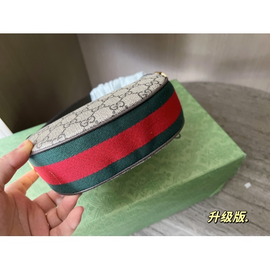 On March 3, 2023, the 175 box size (upgraded version) is 20cmGG. The latest underarm bag looks great! I don't have any resistance to the underarm bag. How can it look good when it's concave? It's cute and adorable! How cute! Classic vintage fabric paired 