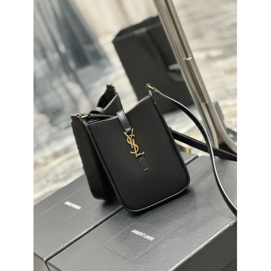 20231128 Batch: 550 [Black] New Member of LE 5A7 Series_ Mobile phone bag wall crack recommendation: This mini phone bag is perfect for showcasing countless fashionable and sophisticated designs. It is delicate, compact, and easy to create a concave shape