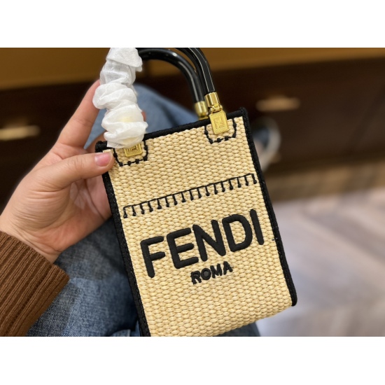 2023.10.26 185 Box size: 13 * 19cm Fendi Mini Shopping Bag Music Score The most popular tote model now has a great capacity! This bag is really cute:
