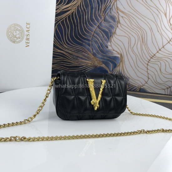 This Virtus dinner bag made its debut at the autumn and winter fashion show, named after Roman deities, representing strength, courage, and character. The accessories are made of soft V-shaped pattern quilted cow leather, and are equipped with magnetic sn