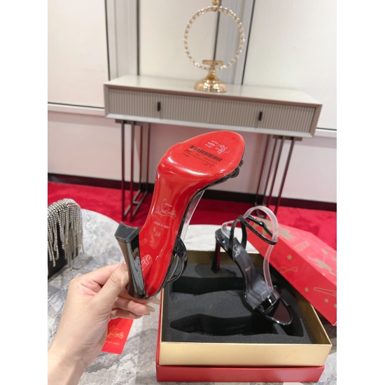 2024.01.17 P340 Banana Heel (Sandals) This eye-catching Condora Queen sandal features a 100mm feather heel, showcasing Maison Christian Louboutin's innovative design and exquisite craftsmanship. This elegant sandal has a delicate strap on the toes, while 