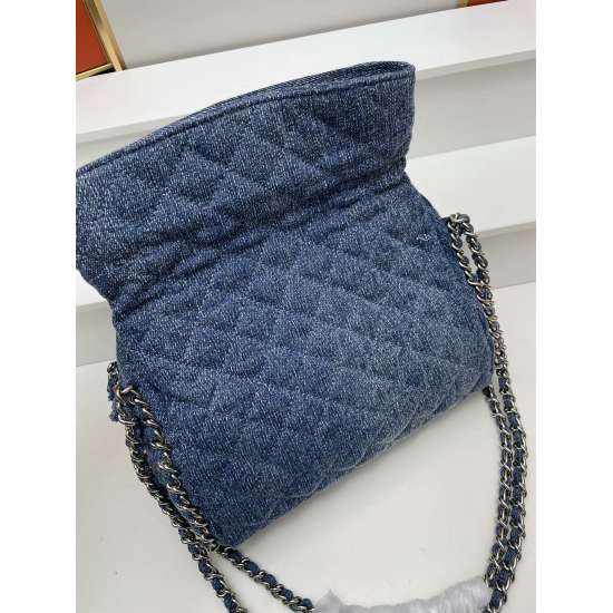 On July 20, 2023, the Chanel Chain denim tote bag is large and can be easily handled with any combination. It is low-key, textured, and has a large capacity. Size: 31x25cm: cc329 denim size: 33 * 30cm