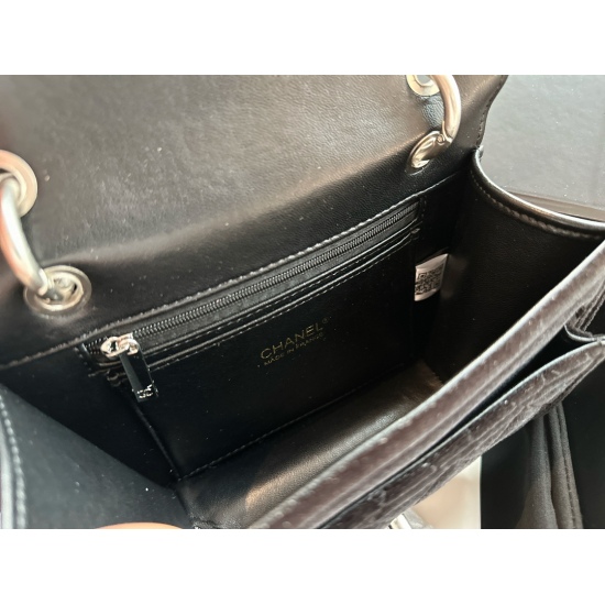 255 box size: 19 * 13cm is worth buying!!! Xiaoxiangjia 23s. The black velvet mailman bag is full of a sense of luxury! Watch it flicker! Retro and shining!