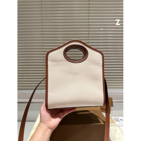 2023.11.17 P195 Autumn's First Bag | The Burberry Postman Bag is indeed the most suitable bag for autumn. It can be carried and shouldered, with a super large capacity. The entire bag is square, retro and cute, making it perfect for autumn. Not only do yo