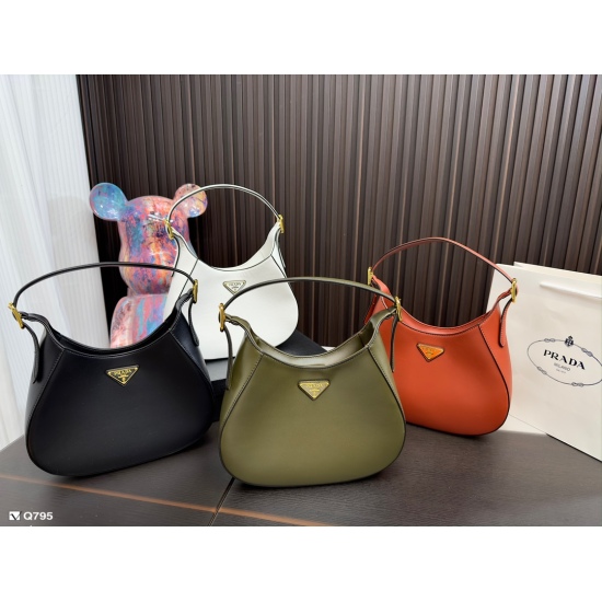 2023.11.06 195 gift box ⚠️ Is the Prada underarm bag size 26.18cm open yet? Isn't it too beautiful! The shape of the saddle bag is really amazing!