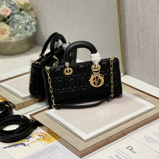 20231126 960 [Dior] The brand new Lady D-Joy horizontal version Daifei bag, many people should be attracted by this narrow version Daifei bag. The rhythm of the best-selling model, the bag comes with two shoulder straps, one long and one short, and multip