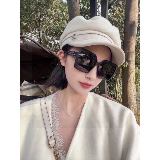 20240413: 80. The new H Herm è s women's original single polarized sunglasses TR90 frame: imported Polaroid high-definition polarized lenses. Large frame fashionable sunglasses with high-end leg design, absolutely good quality and excellent effect. Get Va