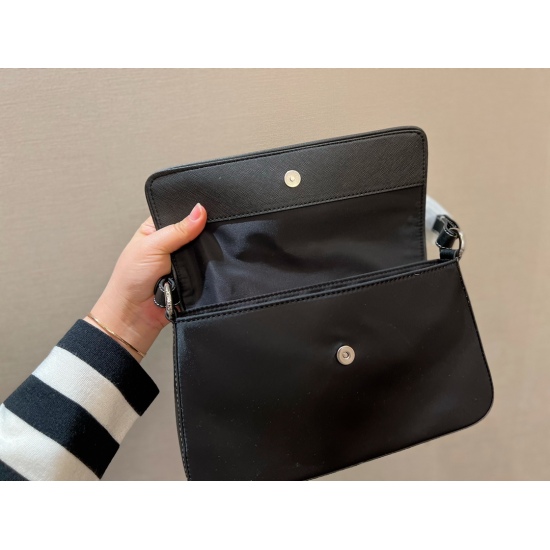 2023.11.06 185 box size: 27x15x4.5cm Prada's new mid vintage underarm canvas leather bag~I fell in love with it at first sight, and I really like its simple and textured design. The perfect combination of mid vintage bags is really cool, retro and high-en