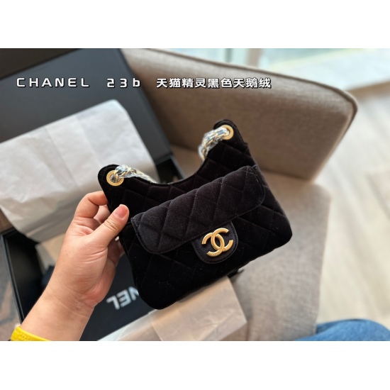 235 box size: 19 * 13cm Xiaoxiangjia 23C hippie hobo, the weather is getting cooler! I really need to change my bag! Black velvet has a strong sense of luxury, and the new velvet hobo can handle it. Wow!