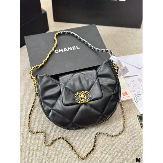 Lambskin P225CHANEL24 19 Wandering Underarm Bag The underarm bag has finally broken the problem of small capacity and insufficient capacity. The new bag shape+eye-catching leather chain double C 1ogo lock buckle, full and fluffy large diamond grid cotton 