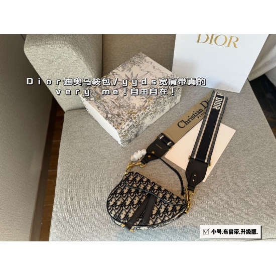 270 large box size 260 small box size: 25cm * 20cm (large) 18cm * 15cm (small) Upgraded version shipped ✅ D family's vintage saddle bag with wide shoulder straps (quality is too good) Search Dior